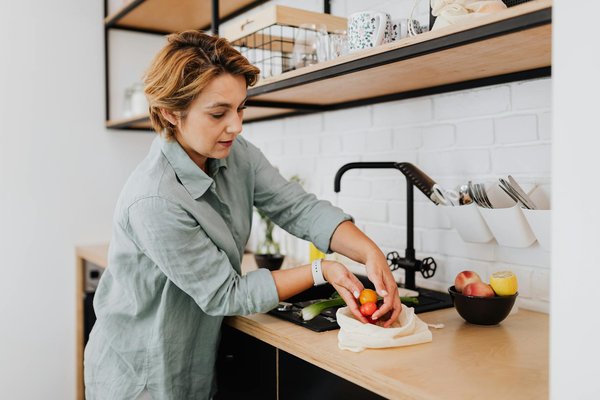 Comment réussir des macarons parfumés avec des fruits frais sans compromettre la texture?