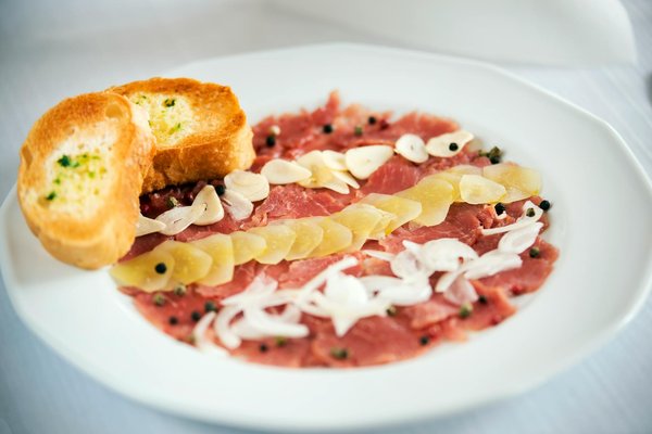 Comment réaliser un carpaccio de bœuf avec une vinaigrette à la truffe ?